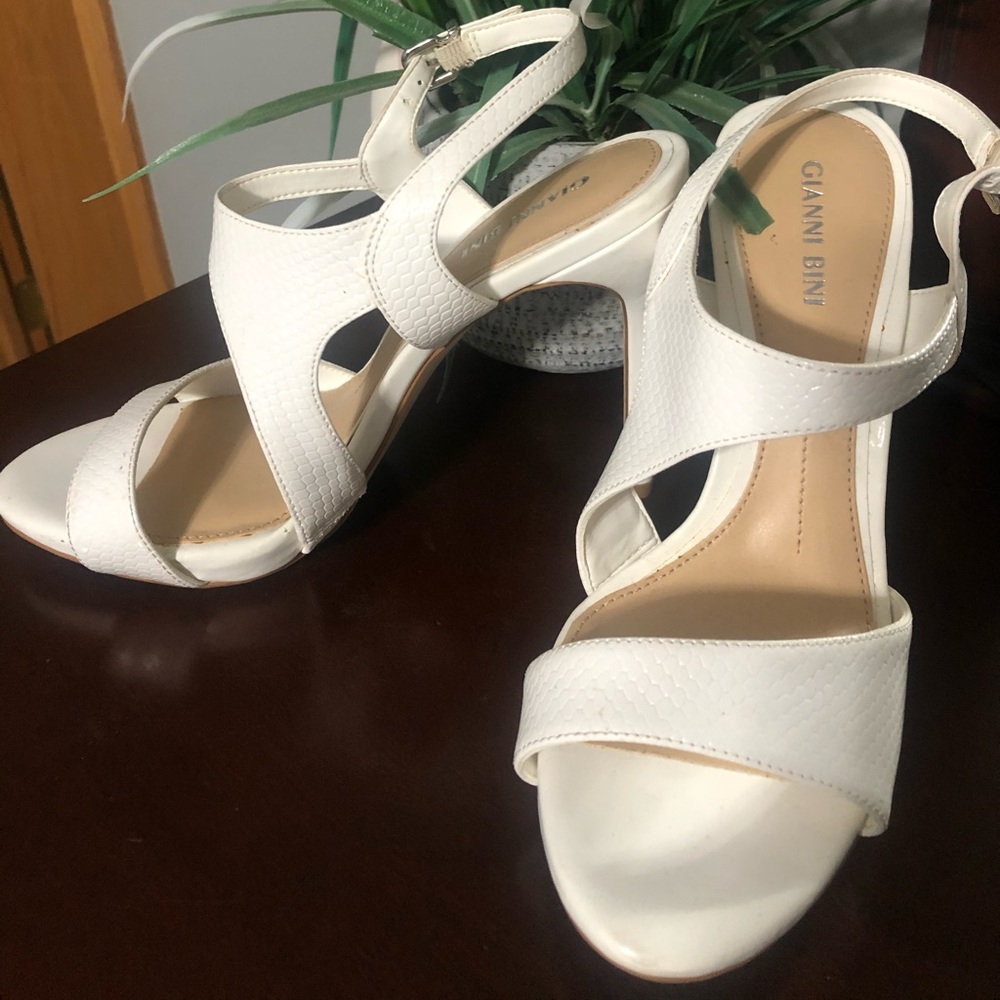 Giani Bini Size 8.5 White Strappy Pumps